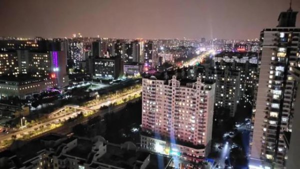 股票配资平台门户官网 跌到谷底的马路房，被年轻人疯狂捡漏